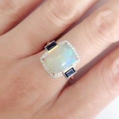 Fei Liu Anillo de Tres Piedras de Platino con Ópalo, Diamante y Zafiro de 3,6 ct