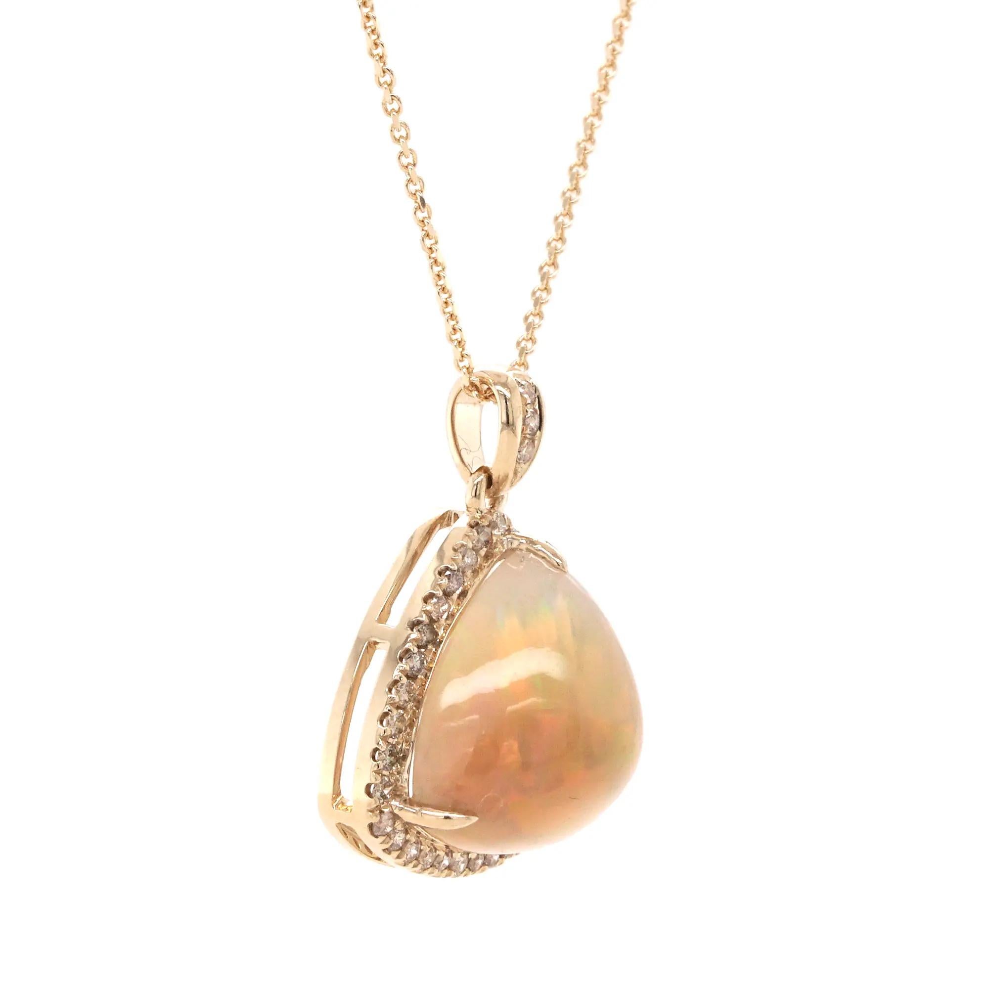 Contemporaneo Fei Liu - Collana con ciondolo in oro 14K con opale cabochon da 4,6 carati e diamanti in vendita