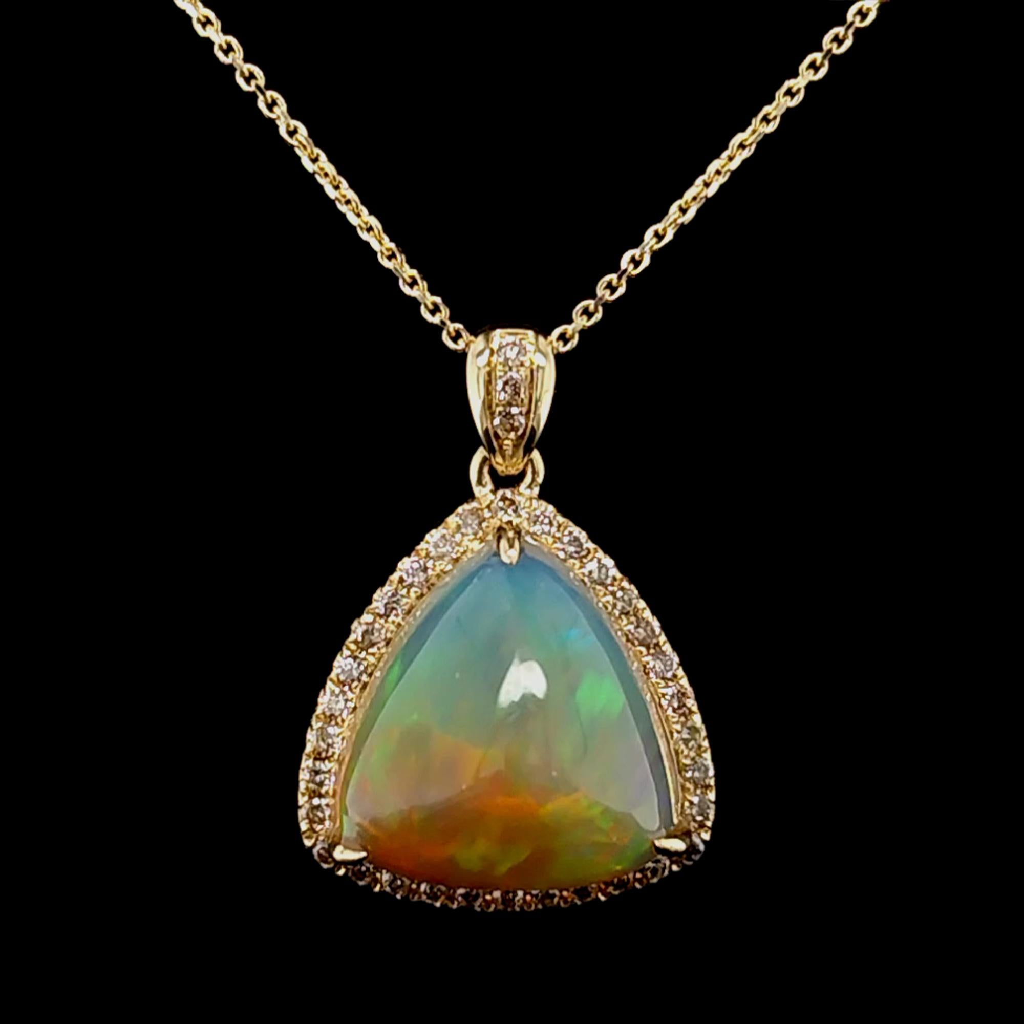 Una celebrazione della luce e della forma, questo ciondolo presenta un sorprendente opale da 4,6ct con un taglio triangolare scultoreo, la cui superficie è animata da un caleidoscopio di sfumature rosa, gialle e verdi. Incorniciata da un'aureola di
