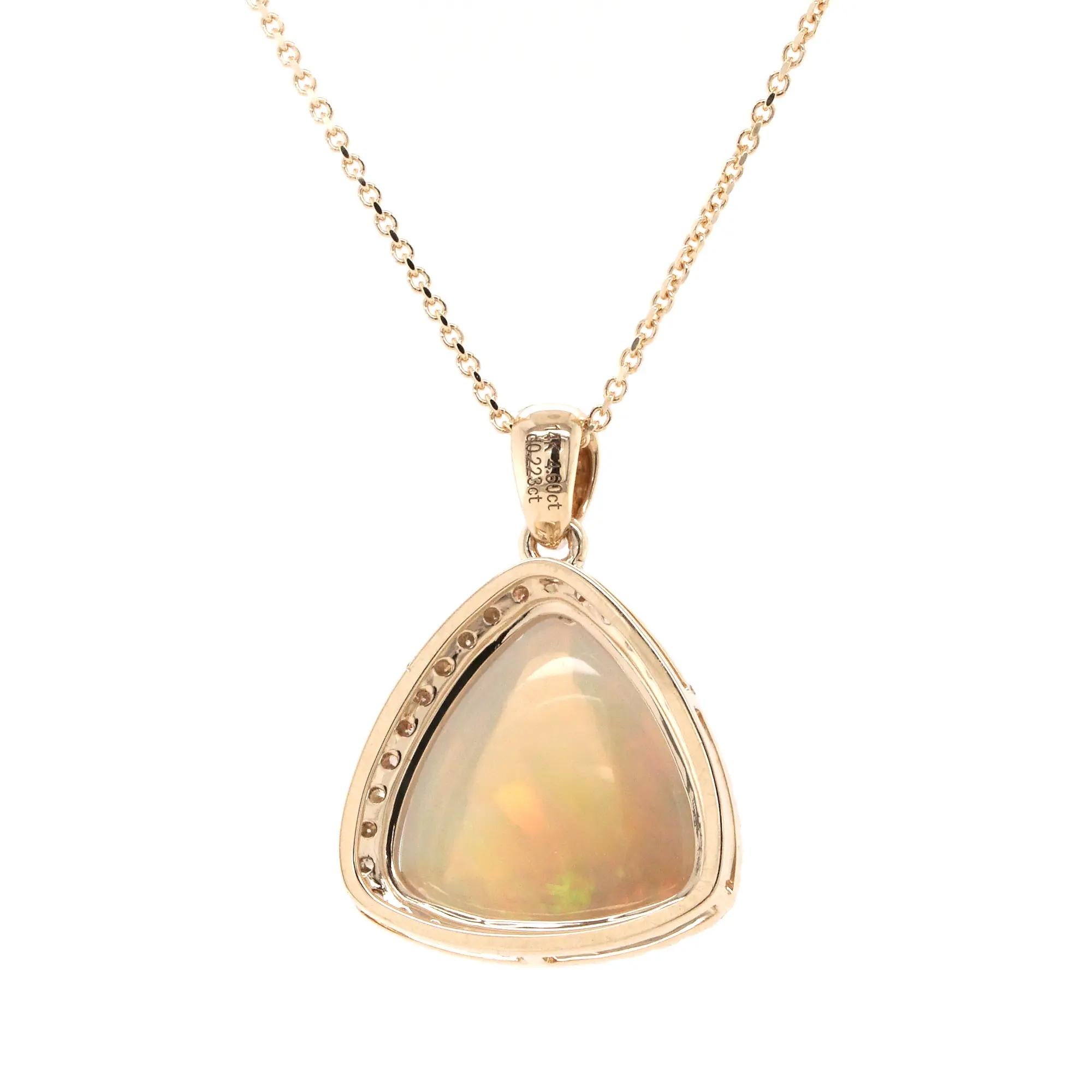 Cabochon Fei Liu - Collana con ciondolo in oro 14K con opale cabochon da 4,6 carati e diamanti in vendita