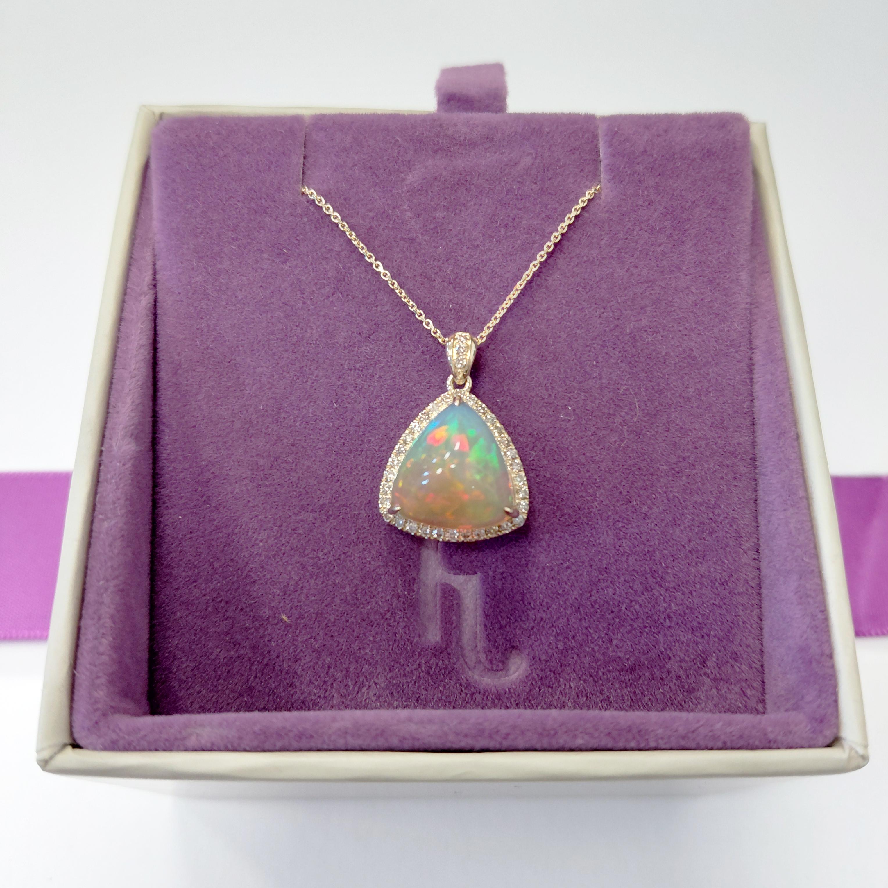 Fei Liu - Collana con ciondolo in oro 14K con opale cabochon da 4,6 carati e diamanti in vendita 1