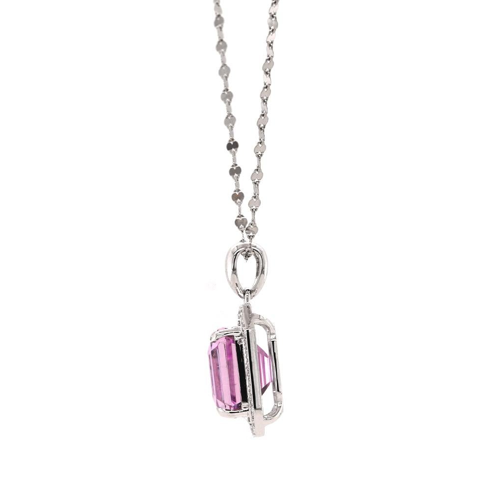 Questo ciondolo, che emana una sobria eleganza, è realizzato in platino e mette in mostra un'affascinante kunzite da 5,94 carati. Celebre per la sua delicata tonalità arrossata, la kunzite è pulita con una superba traslucenza che permette alla luce