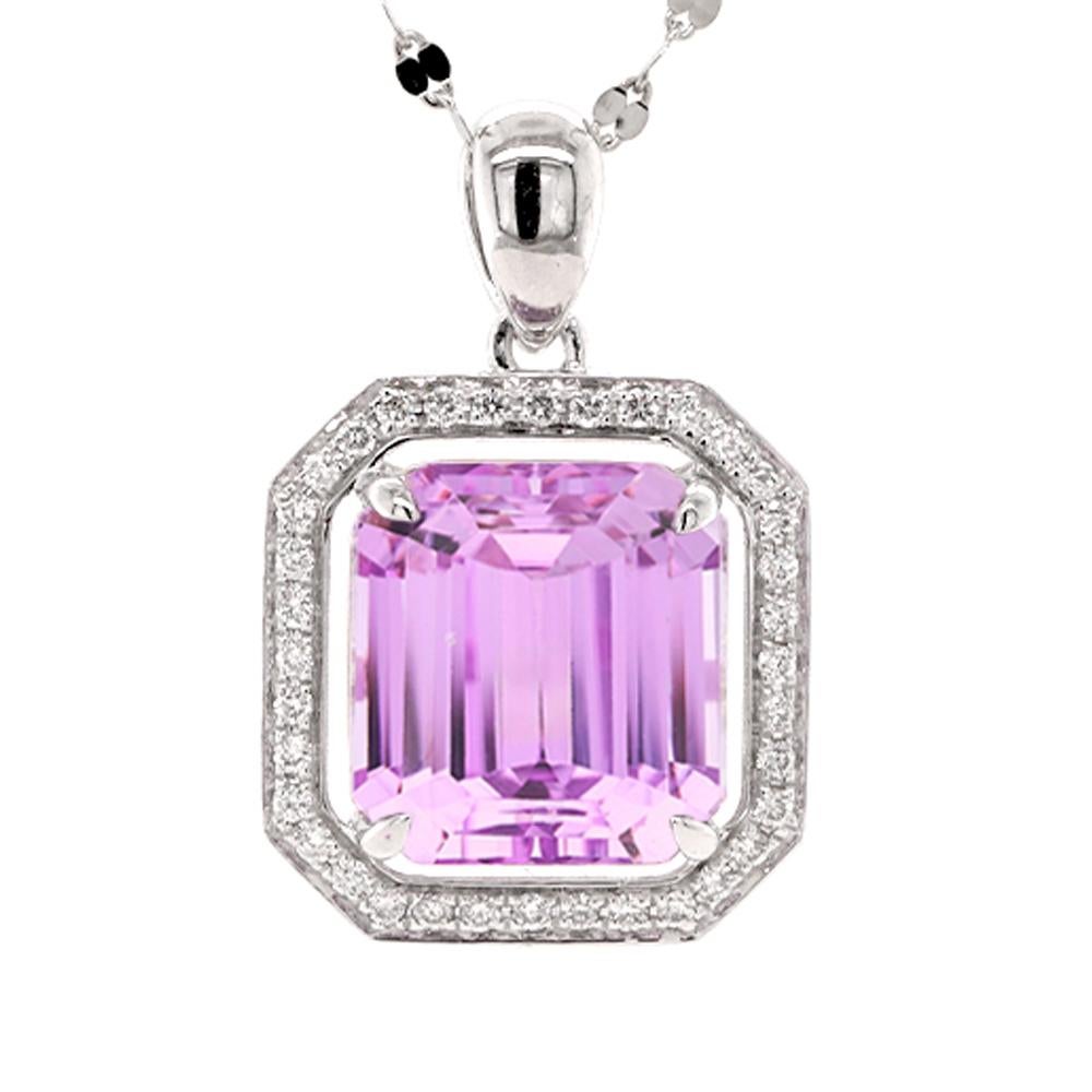 Este exquisito colgante, que irradia una discreta elegancia, está elaborado en platino y luce una cautivadora kunzita de 5,94 ct. Célebre por su delicado tono rubor, la kunzita es transparente a la vista con una translucidez soberbia, lo que permite