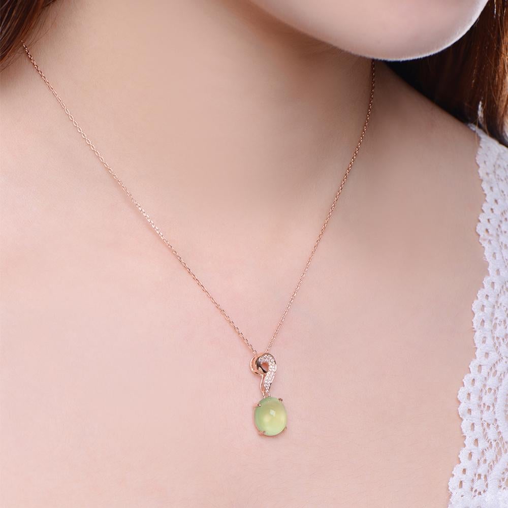 Taille cabochon Fei Liu - Pendentif en or rose 18 carats orné d'une préhnite de 6,127 carats et de diamants en vente