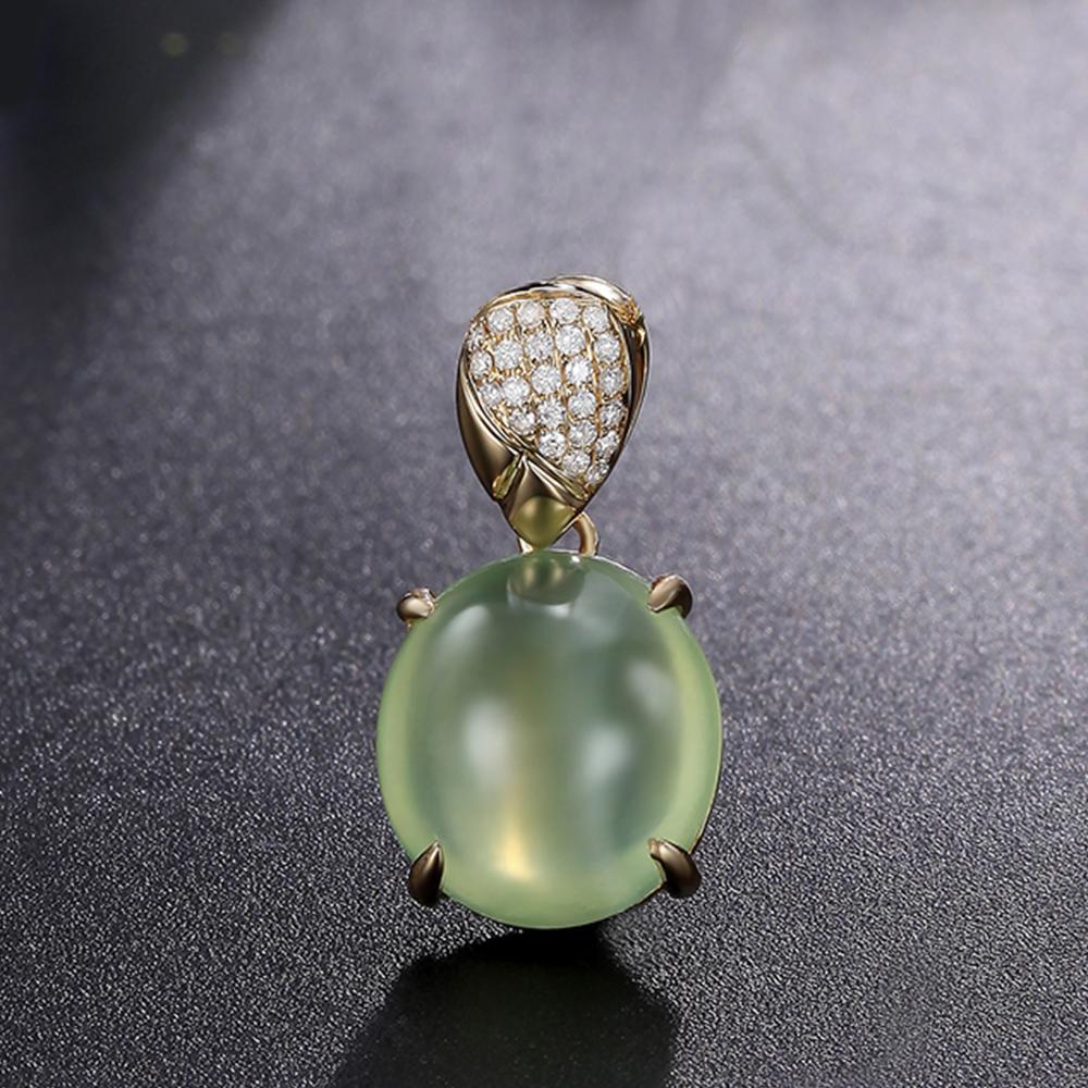 Ce pendentif capture le mouvement arrêté : une chute de lumière délicatement figée dans le temps. Le doux balayage de l'or blanc et du diamant fait écho à un voile ou à une cascade, laissant la préhnite aux tons céladon briller en dessous avec un