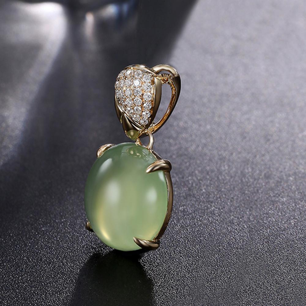 Contemporain Pendentif en or jaune 18 carats de 6.433ct Prehnite et diamants