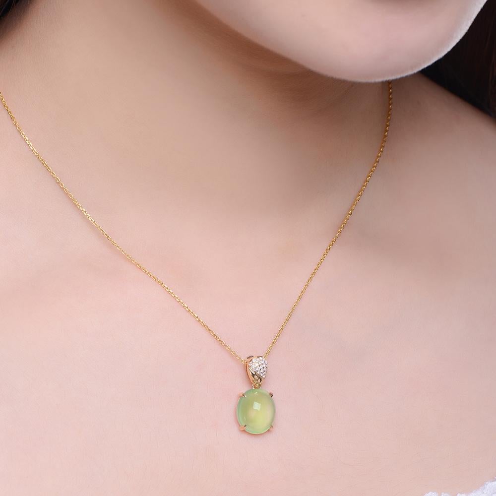 Taille cabochon Pendentif en or jaune 18 carats de 6.433ct Prehnite et diamants