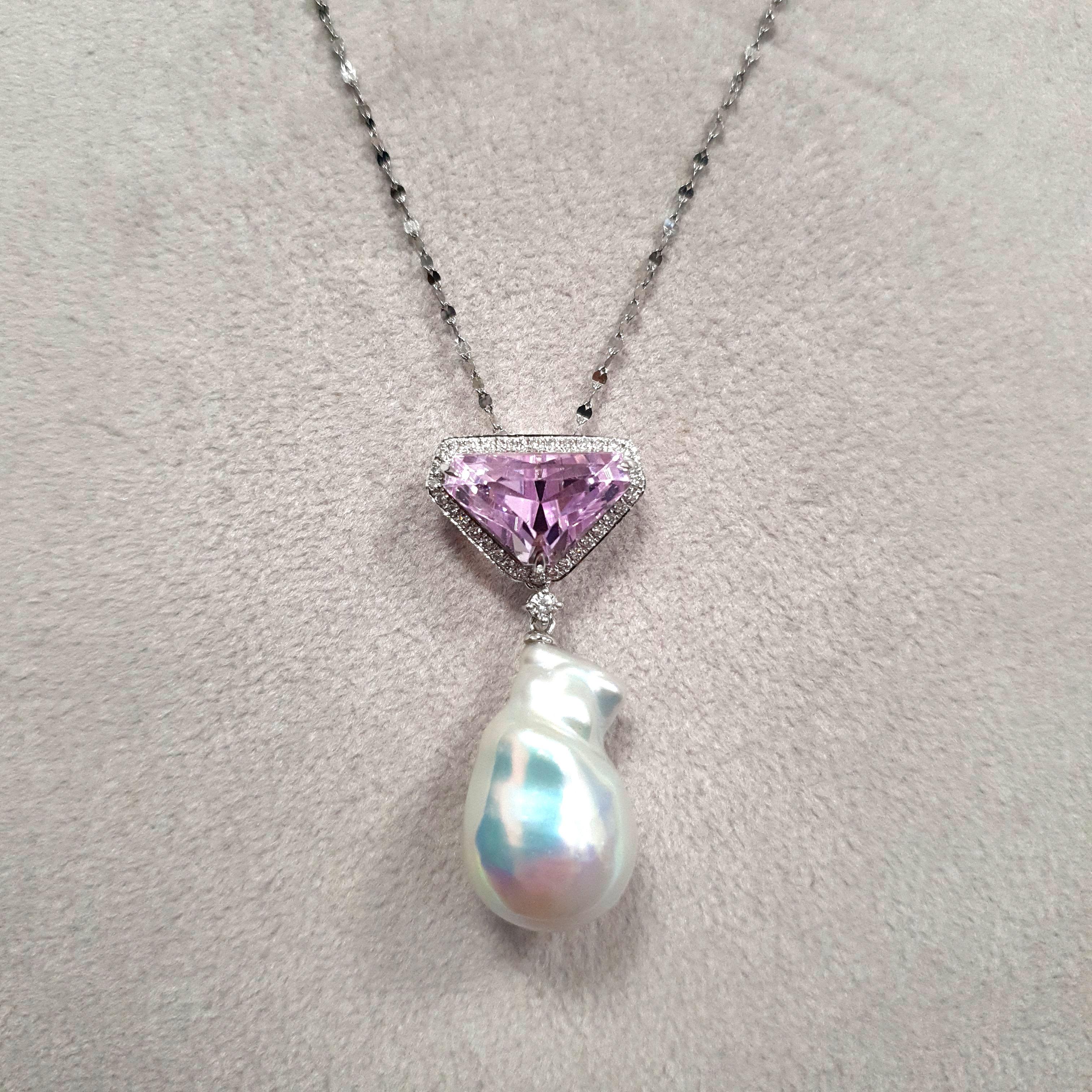 Donna Collana con ciondolo in platino con Kunzite, diamanti e perle barocche di Fei Liu da 8,823 carati in vendita
