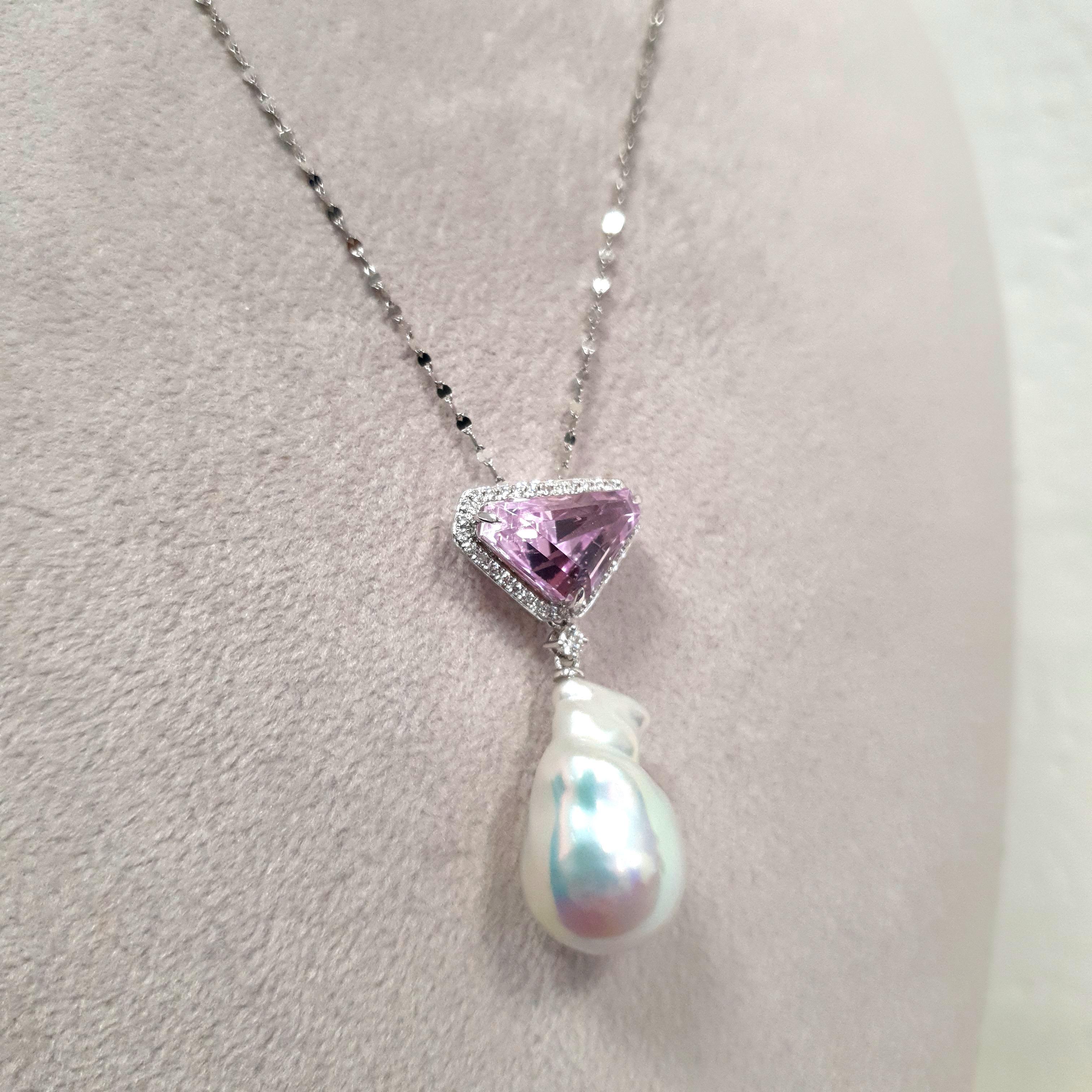 Collana con ciondolo in platino con Kunzite, diamanti e perle barocche di Fei Liu da 8,823 carati in vendita 1