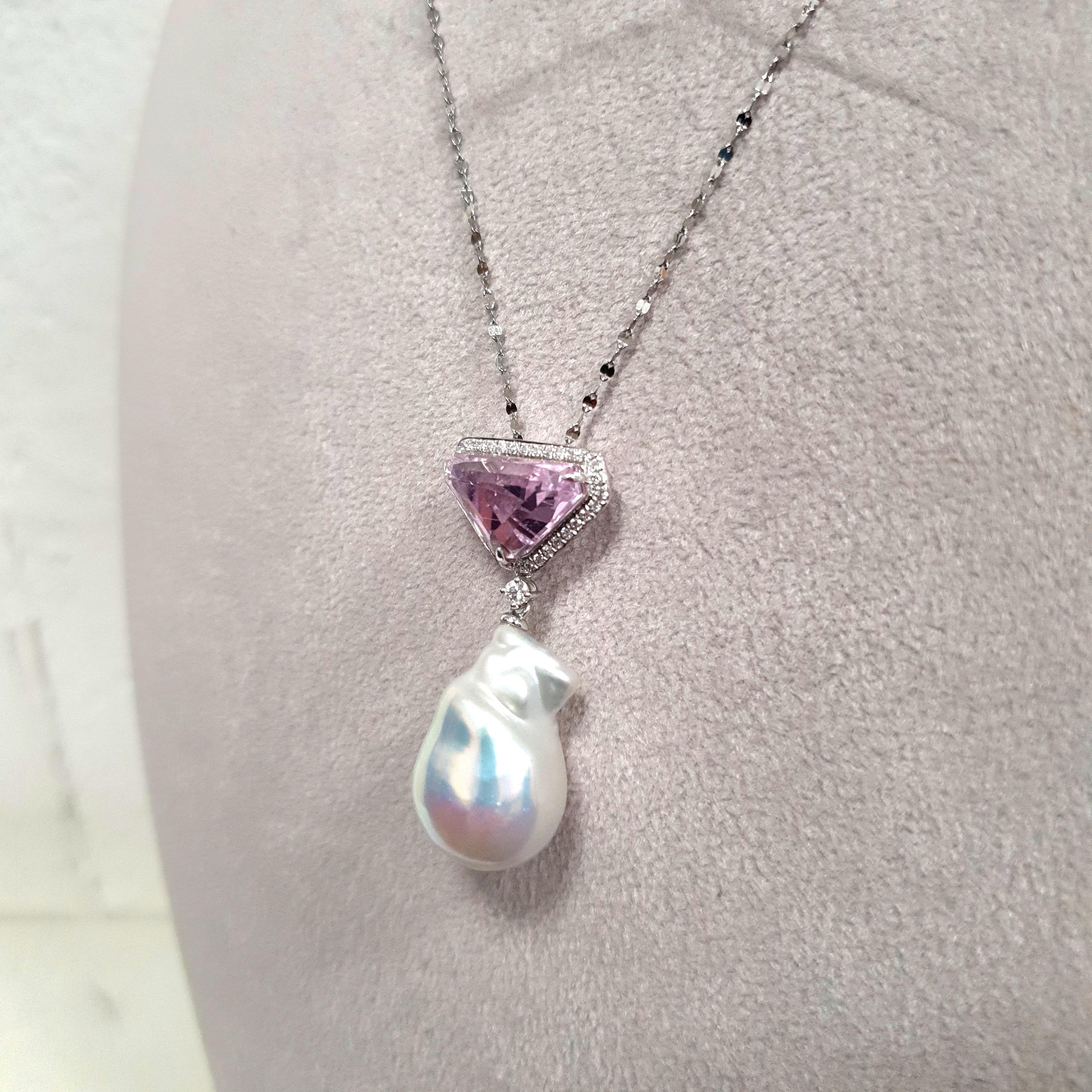 Collana con ciondolo in platino con Kunzite, diamanti e perle barocche di Fei Liu da 8,823 carati in vendita 2