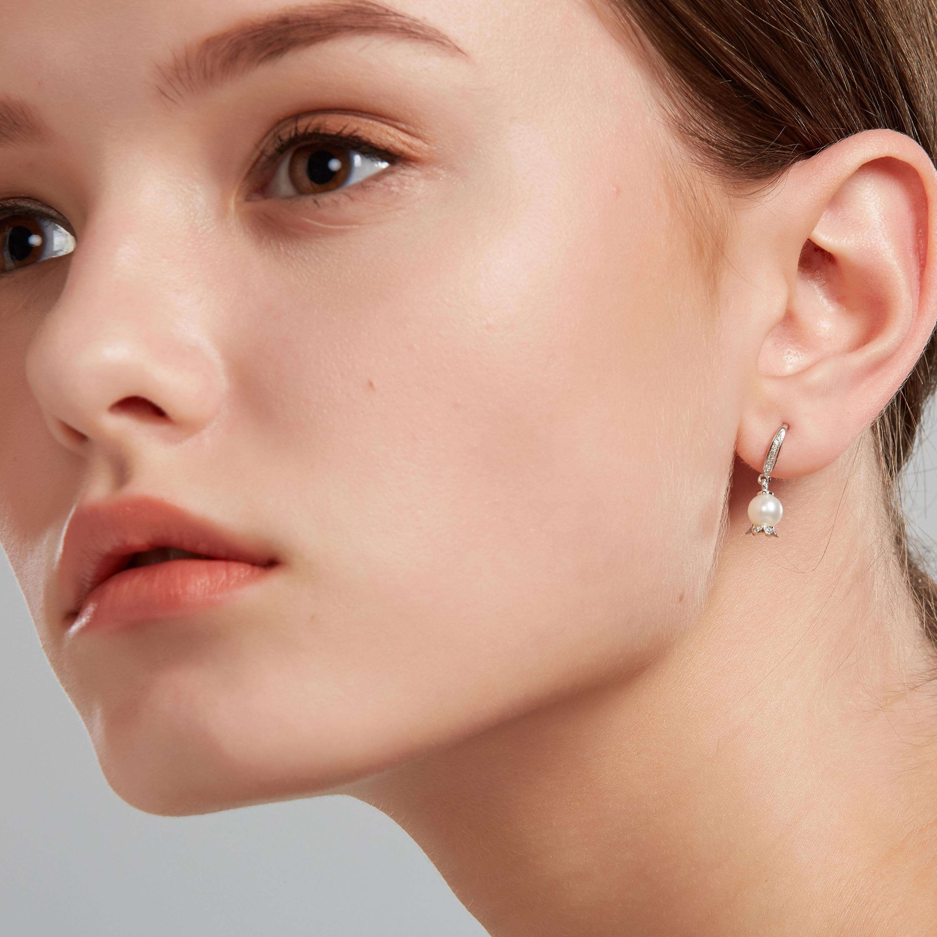 Fei Liu Pearl Diamond 9 Karat White Gold Hoop Earrings In New Condition In Birmingham, GB