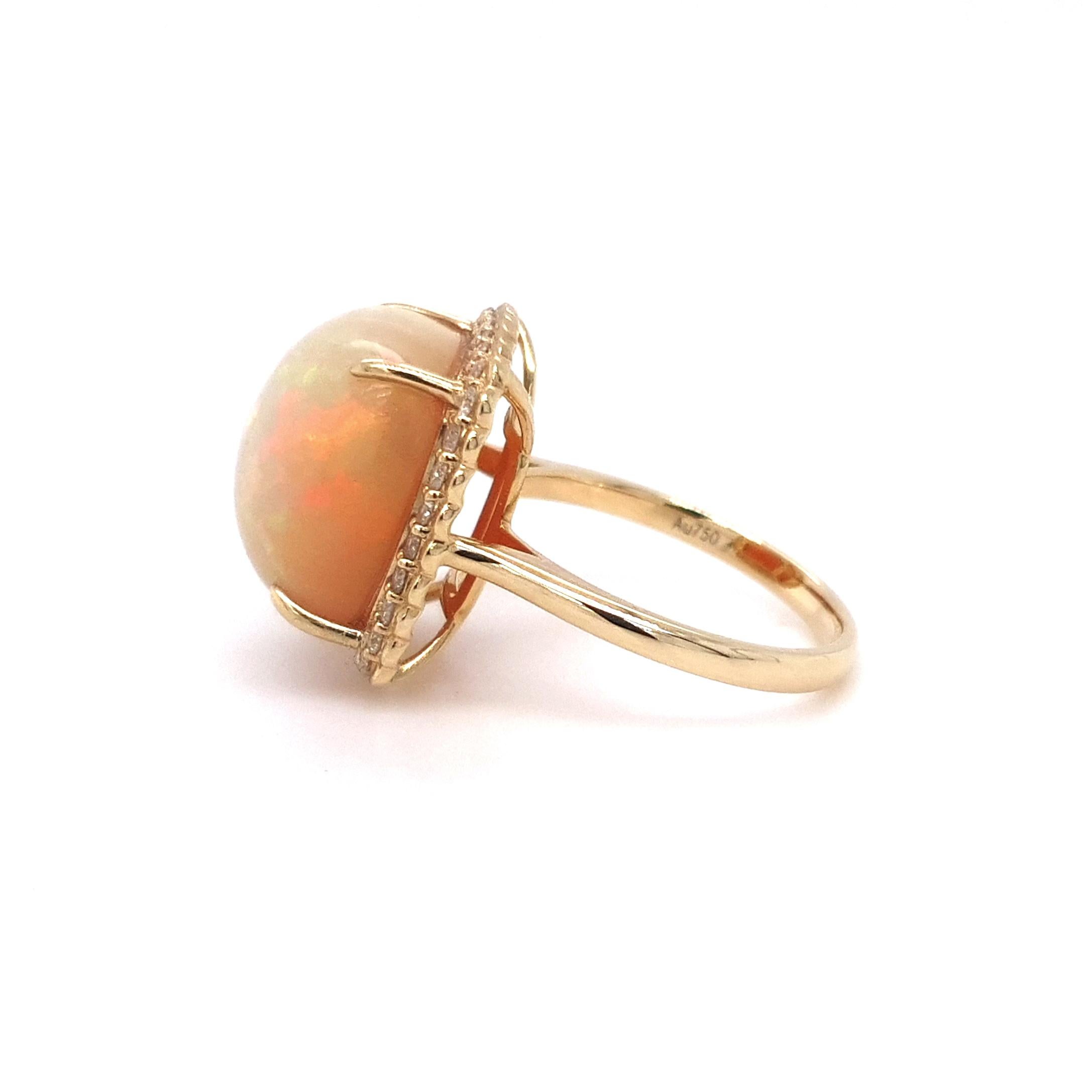 Ode lumineuse au drame tranquille de la nature, cette bague en opale et diamant est un véritable enchantement. En son cœur se trouve une opale de 9,17 carats, animée de teintes changeantes - vert verdoyant, rouge braise et bleu céleste doux. Autour