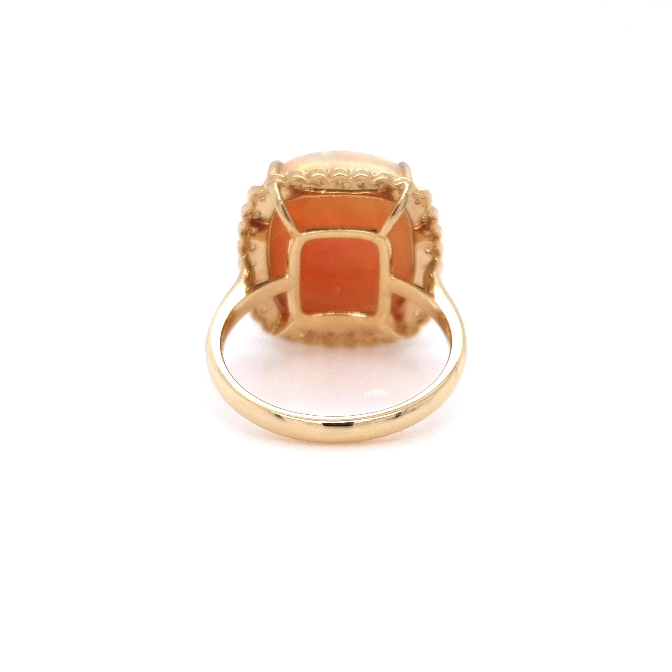 Contemporain Fei Liu Bague de cocktail en or jaune 18ct ornée d'une opale de 9,17ct et de diamants en vente