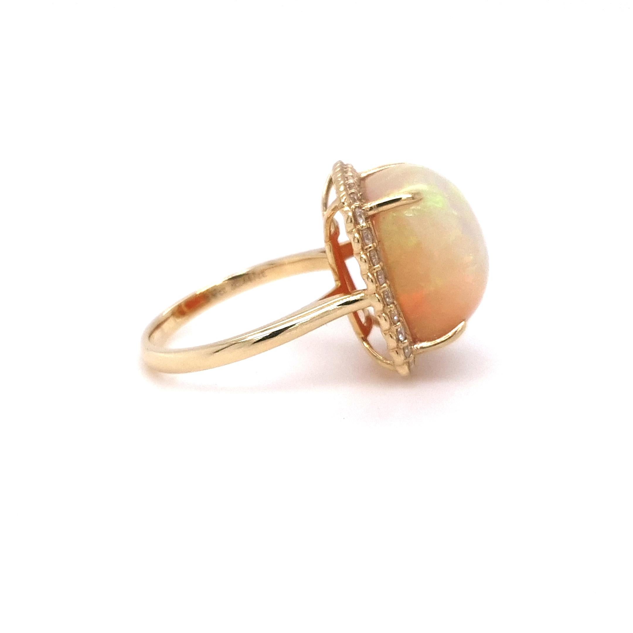 Taille cabochon Fei Liu Bague de cocktail en or jaune 18ct ornée d'une opale de 9,17ct et de diamants en vente