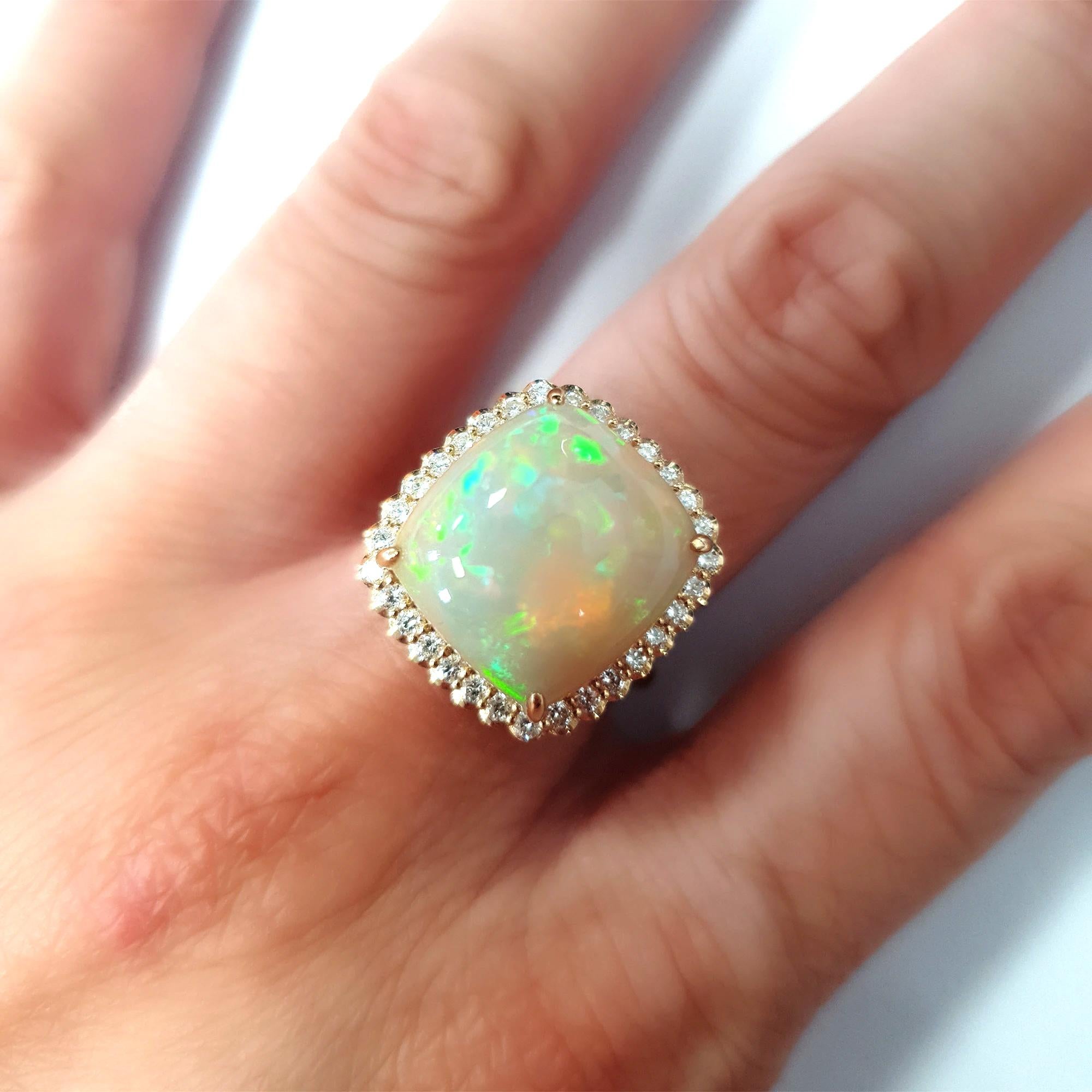 Fei Liu Bague de cocktail en or jaune 18ct ornée d'une opale de 9,17ct et de diamants Neuf - En vente à Birmingham, GB