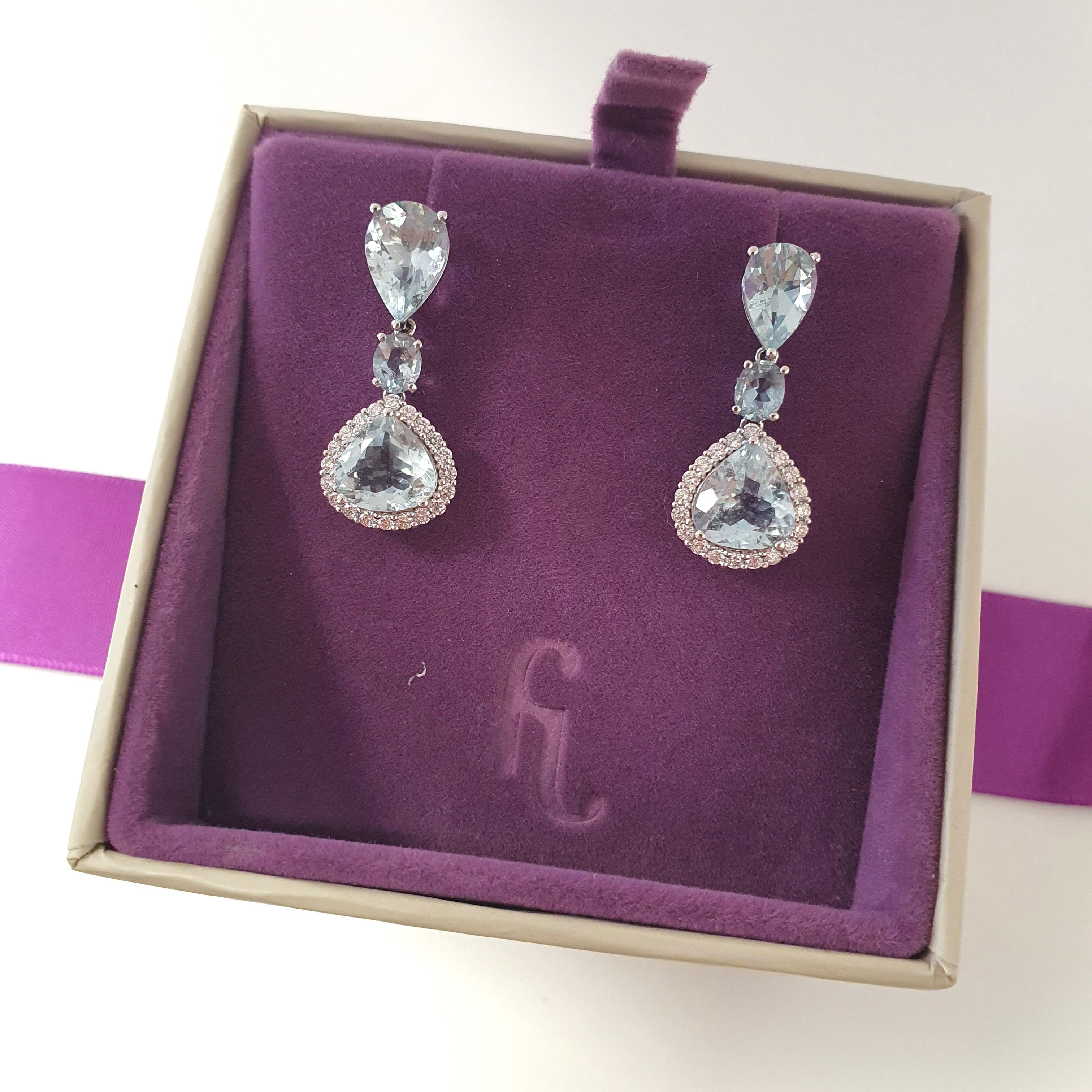 Realizzati in platino luminoso, questi eleganti orecchini a goccia presentano un trio di acquamarine che evocano la serena bellezza della luce dell'oceano: una gemma con taglio a pera nella parte superiore, una centrale ovale e una pietra più grande