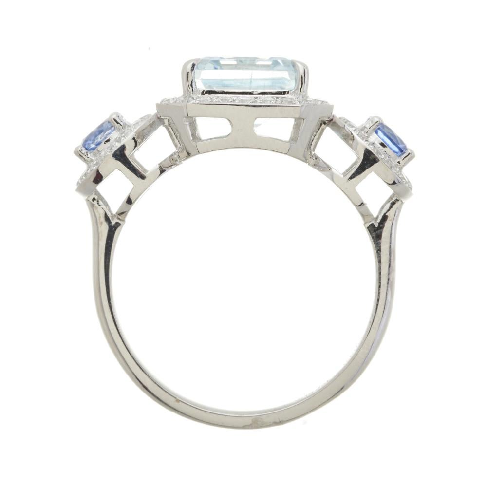Quelque chose de bleu à ajouter à votre magnifique collection de bijoux. La bague aigue-marine et diamant en platine est un symbole de luxe et de raffinement. Cette pièce extraordinaire présente une aigue-marine de 3,149 carats en guise de pièce