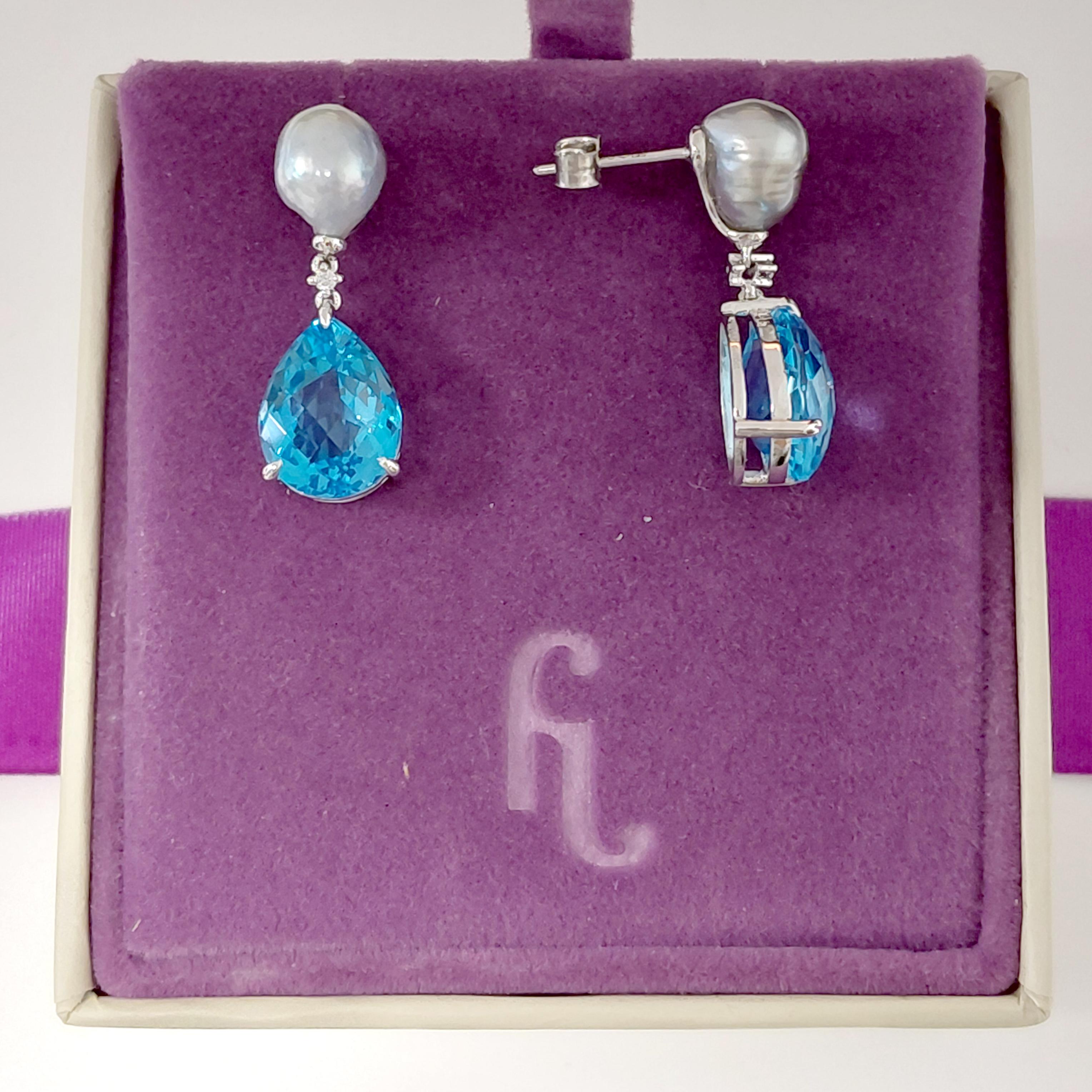 Orecchini a goccia asimmetrici in platino con perle e topazio di Fei Liu in vendita 1