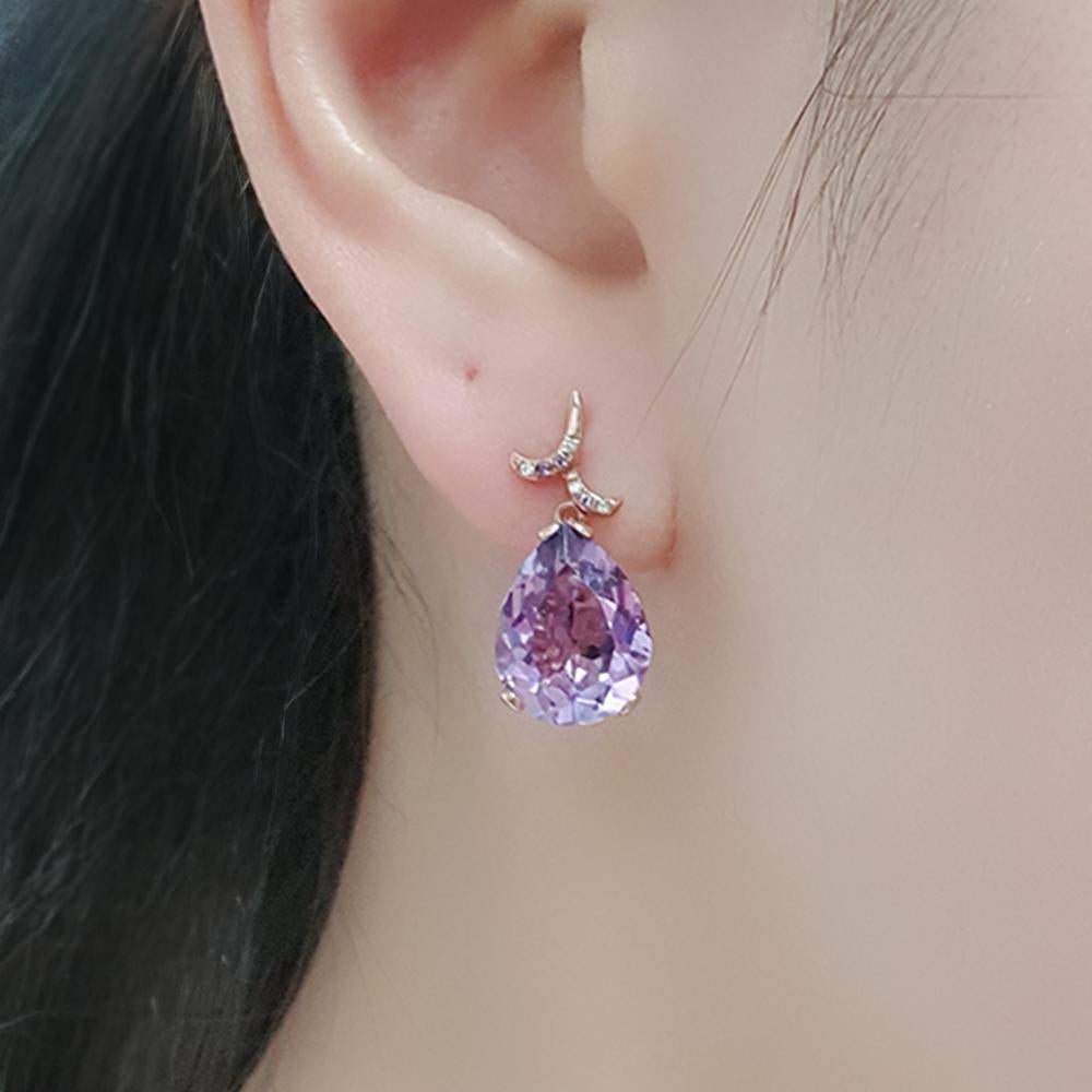 Fei Liu Asymmetrische Tropfenohrringe aus 18 Karat Roségold mit Amethyst im Birnenschliff und Diamanten im Zustand „Neu“ in Birmingham, GB