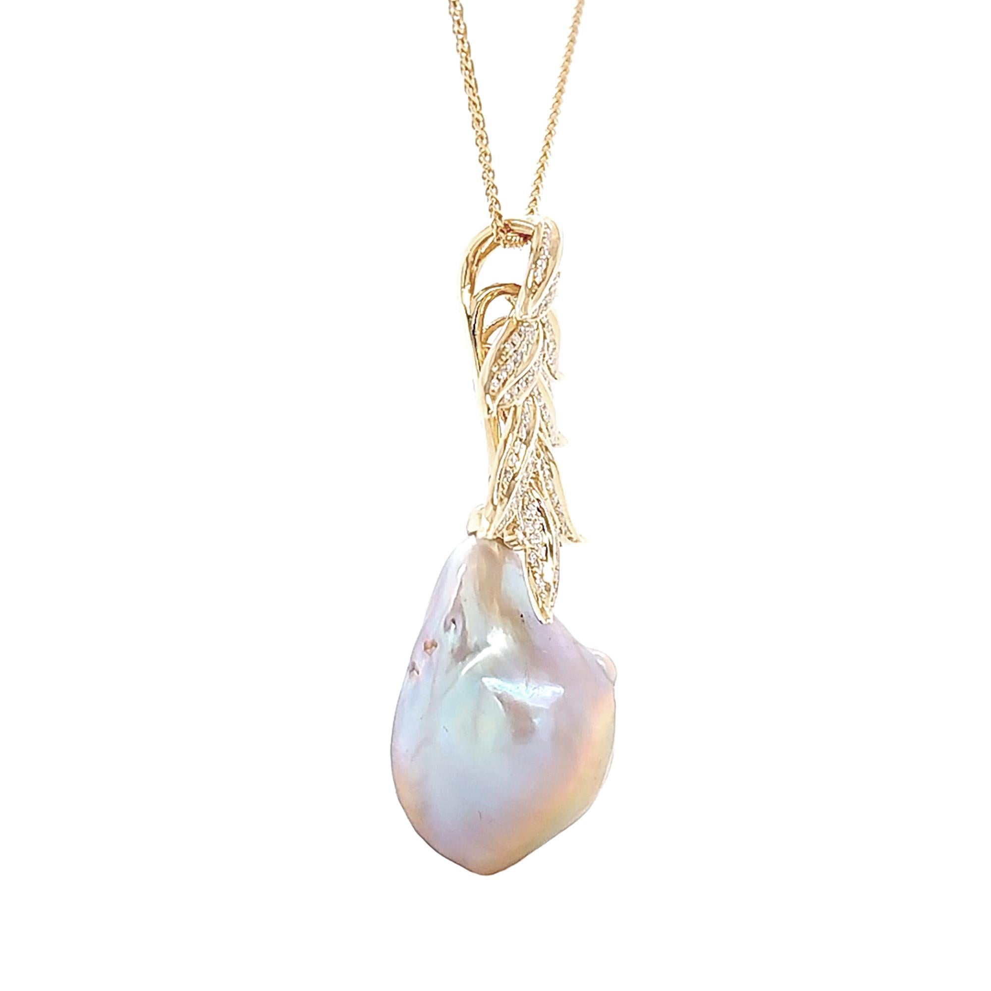 Taglio rotondo Collana con ciondolo a forma di foglia in oro 18 carati con perle barocche e diamanti di Fei Liu in vendita