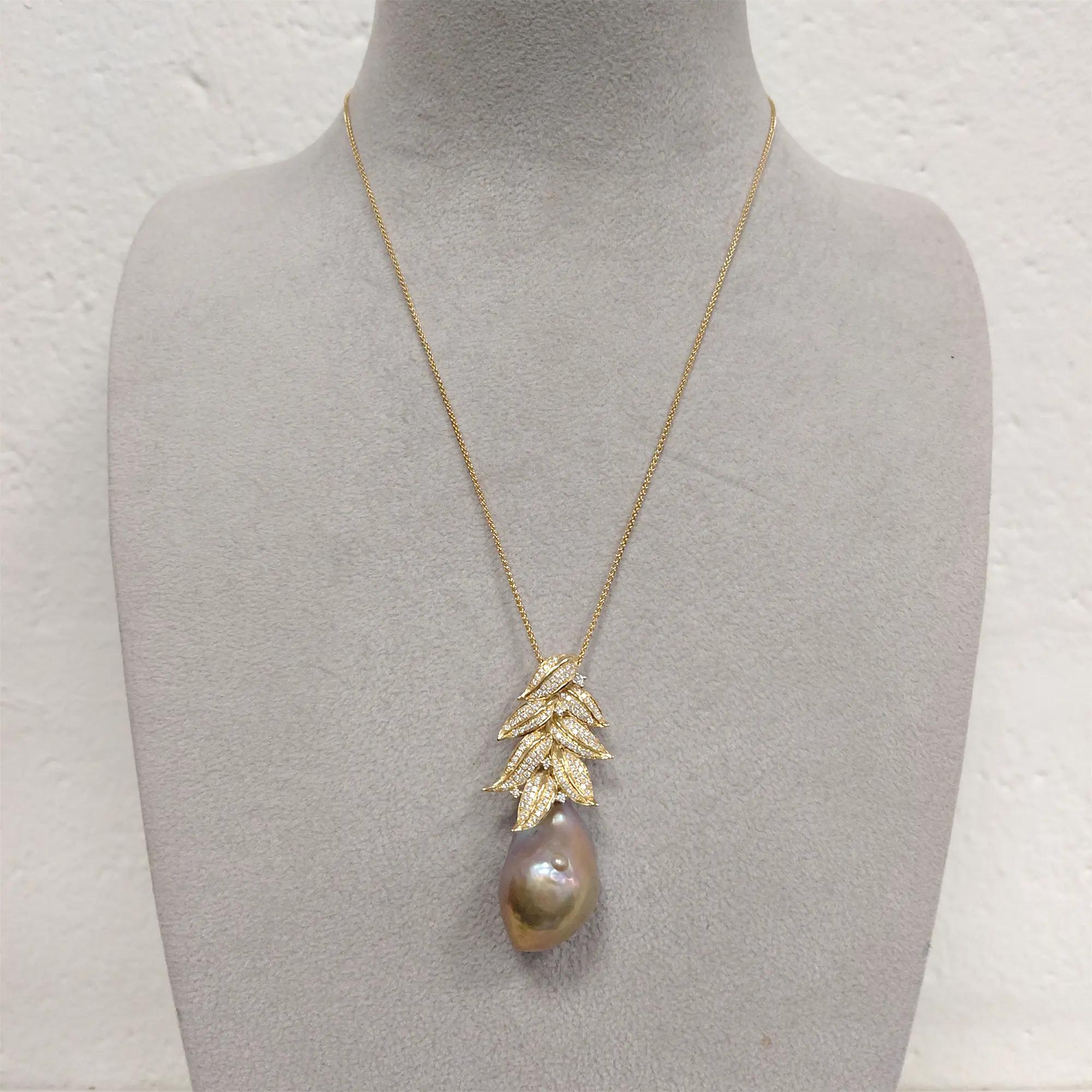 Collana con ciondolo a forma di foglia in oro 18 carati con perle barocche e diamanti di Fei Liu In condizioni Nuovo in vendita a Birmingham, GB