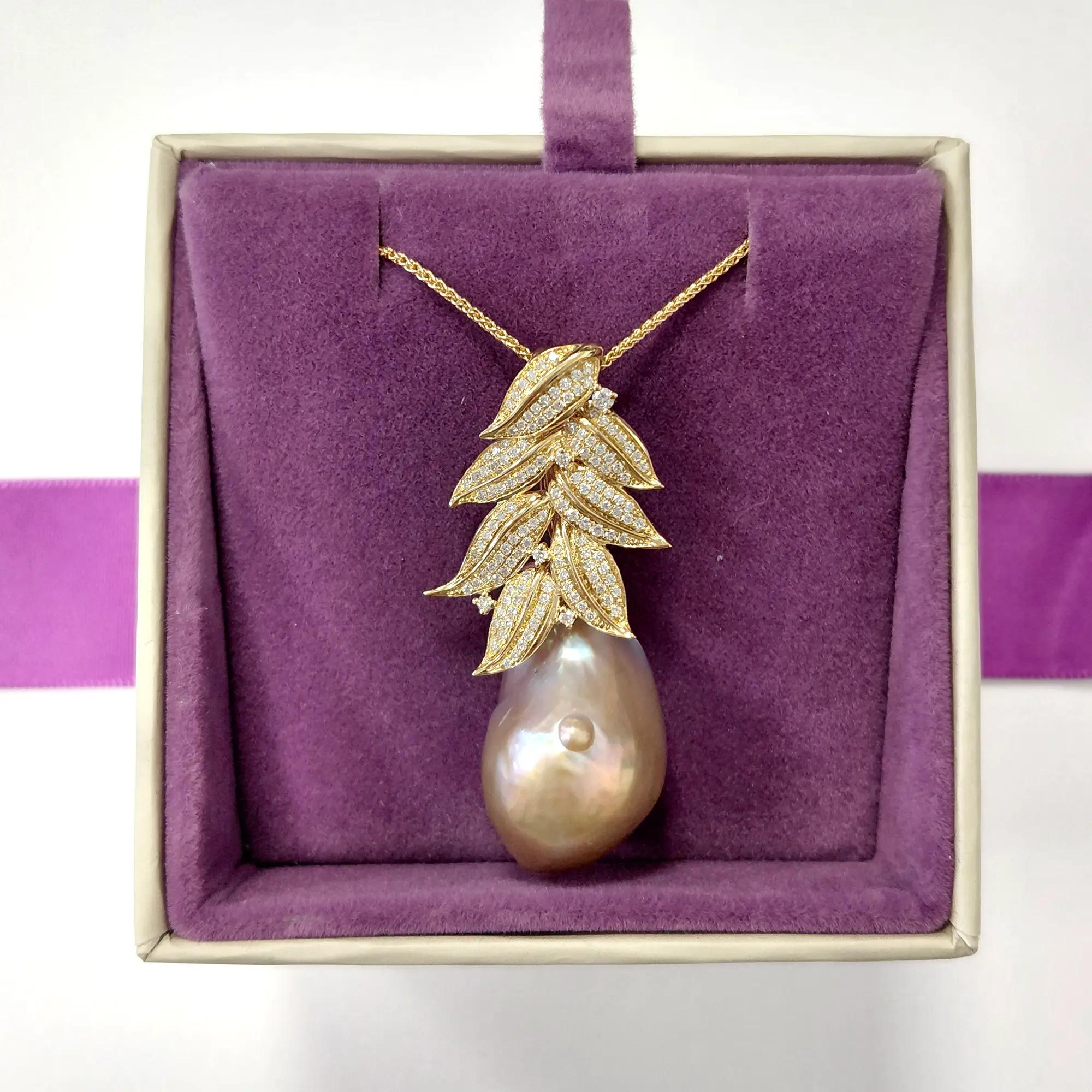 Donna Collana con ciondolo a forma di foglia in oro 18 carati con perle barocche e diamanti di Fei Liu in vendita