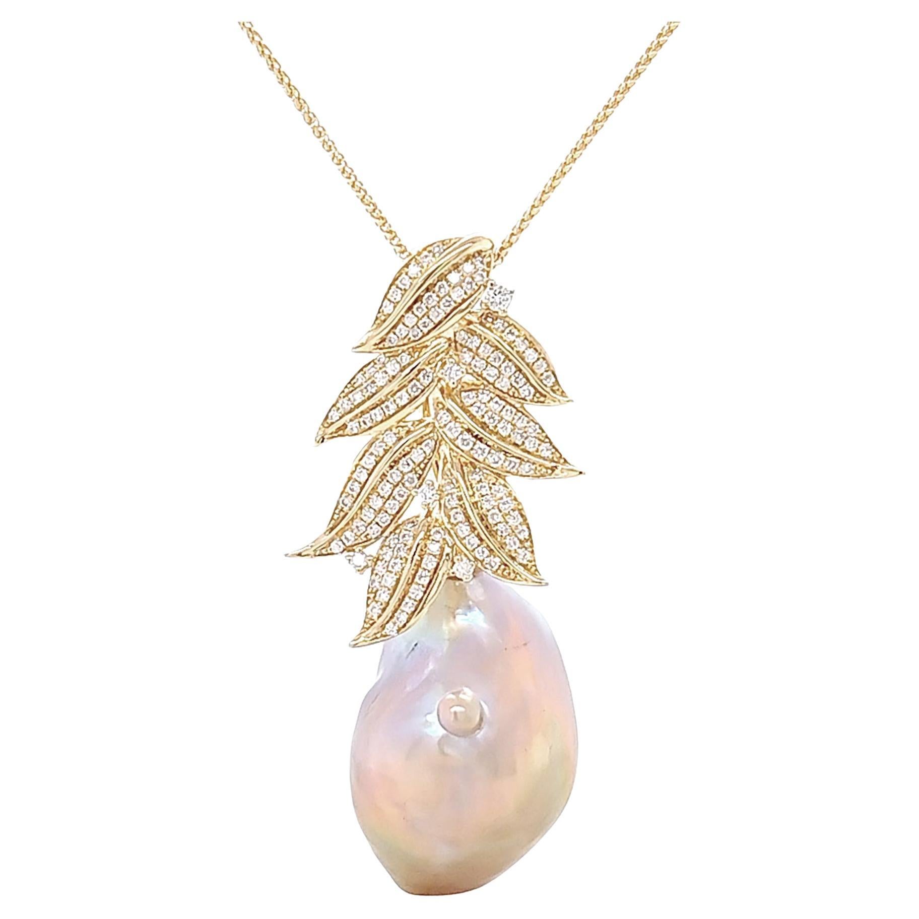 Collana con ciondolo a forma di foglia in oro 18 carati con perle barocche e diamanti di Fei Liu in vendita