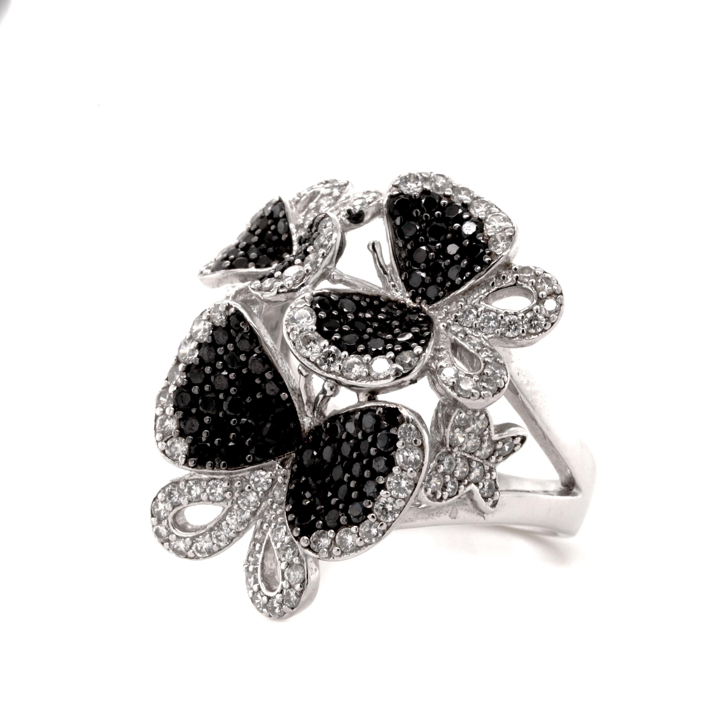 Butterfly cattura l'essenza femminile e il movimento spensierato e gioioso di queste creature intricate e delicate in gioielli scintillanti e senza peso. Anello a farfalla con zirconi bianchi e neri incastonati in rodio bianco su argento