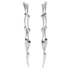 Boucles d'oreilles pendantes Fei Liu en or 18 carats texturé avec saphir bleu et diamants