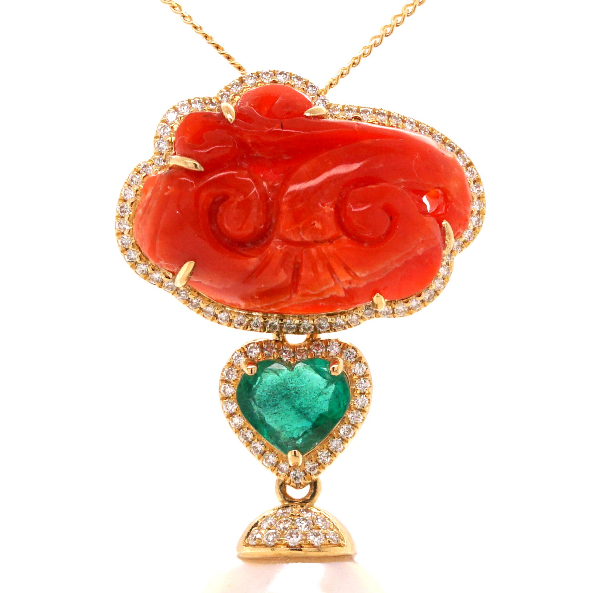 Taglio misto Collana con ciondolo in oro 18 carati con corallo intagliato, smeraldo, diapositive e perle barocche di Fei Liu in vendita