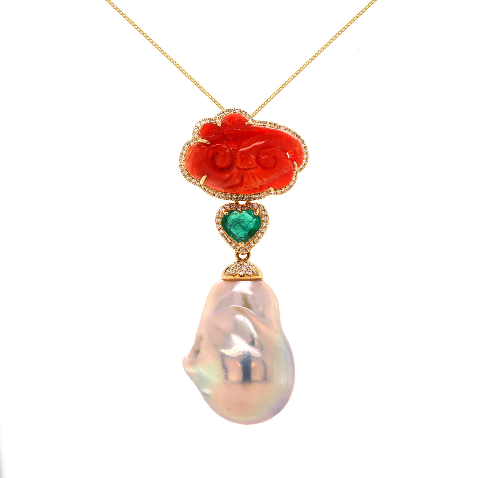 Collana con ciondolo in oro 18 carati con corallo intagliato, smeraldo, diapositive e perle barocche di Fei Liu in vendita 2