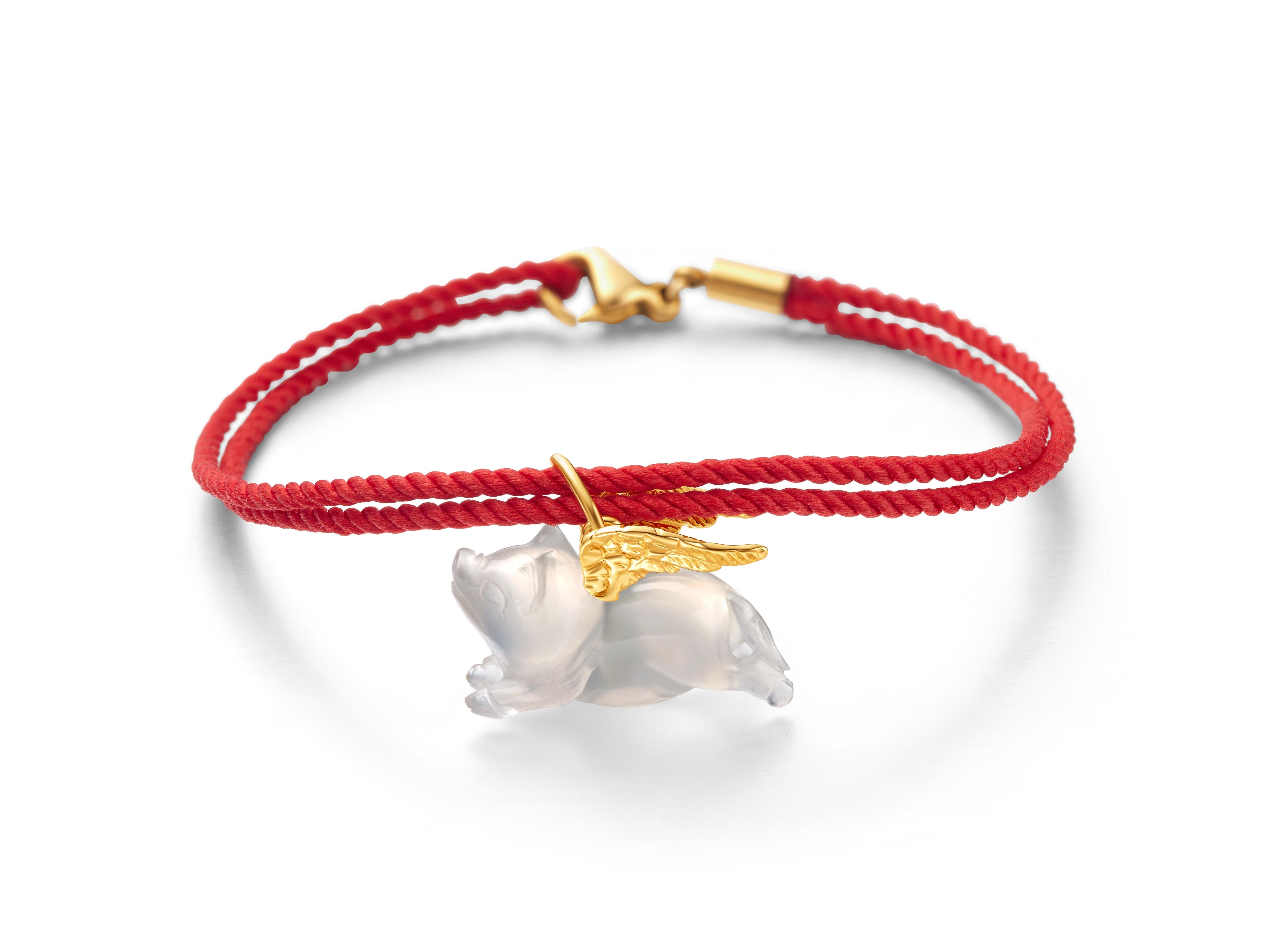 Description:
Pig pendant and bracelet with 7.3mm x 18.4mm chalcedony and genuine 14ct yellow gold wings. It comes packaged with a 16 inches + 2-inch extension 14k yellow gold plated sterling silver chain and a 7-inch red cord, for the versatility of