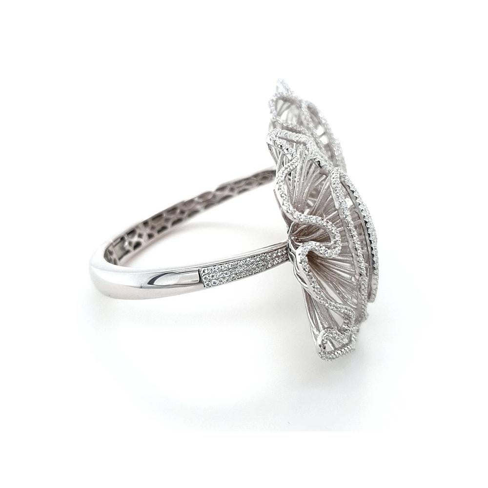 Ti presentiamo il bracciale Cascade Statement Bangle, una squisita creazione della Collection'S Cascade di Fei Liu. Realizzato in argento sterling rodiato, questo braccialetto incarna la fluidità e la grazia dell'acqua a cascata. Il suo design