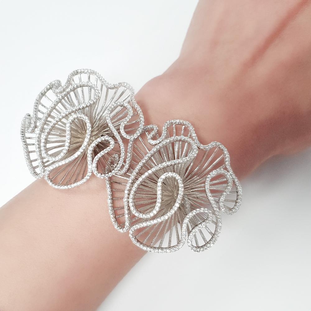 Taglio brillante Fei Liu Bracciale con motivo grande in argento 925 placcato in rodio con zirconi in vendita