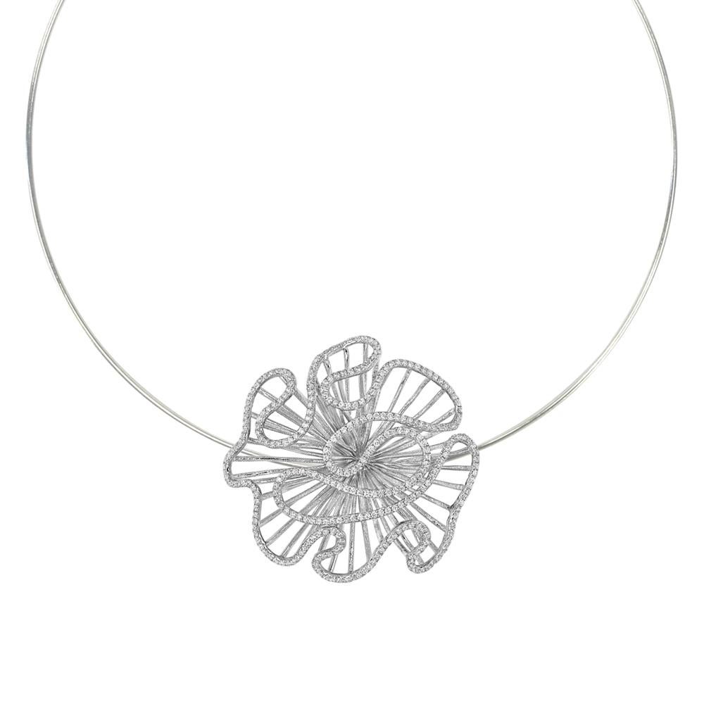 La collana Cascade della Collection'S Cascade di Fei Liu è un pezzo audace e sofisticato progettato per farsi notare. Realizzata in argento massiccio, questa collana è placcata in rodio per una finitura lucida che ne esalta il fascino moderno. Il