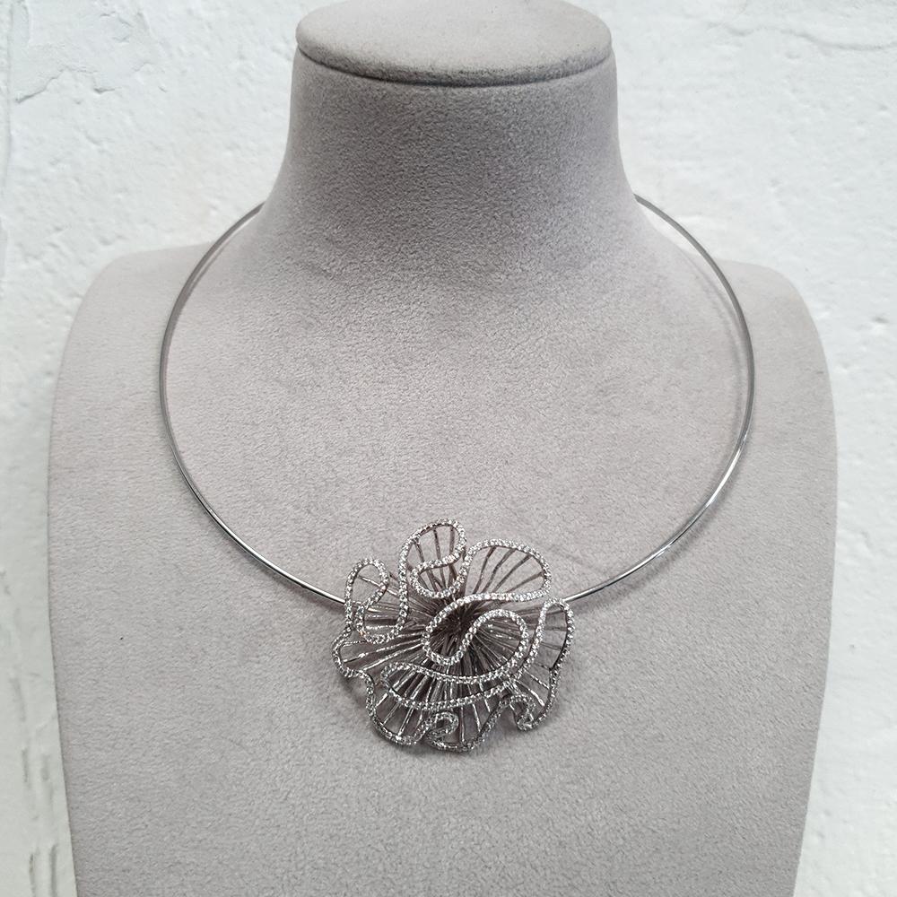 Taglio brillante Fei Liu, collana con collare in argento rodiato con zirconia cubica in vendita