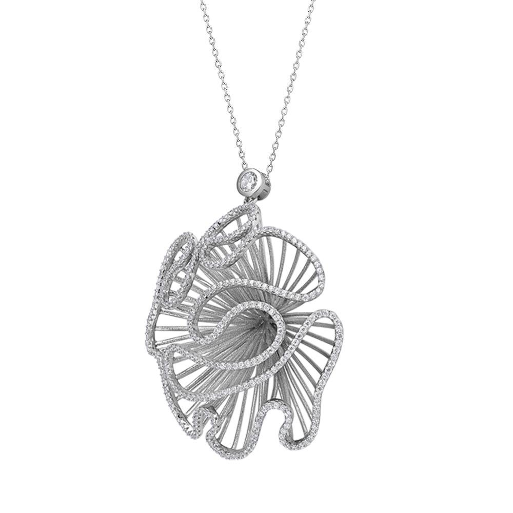 Il ciondolo Cascade Statement della Collection'S Cascade di Fei Liu è un pezzo accattivante che fonde eleganza e arte moderna. Realizzato in argento sterling rodiato, il ciondolo presenta un design fluente ispirato al movimento naturale dell'acqua a