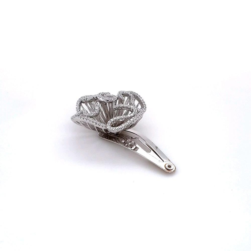 Perfetta per valorizzare un'acconciatura, la Cascade Stud Hair Clip dell'apprezzata Collection'S di Fei Liu è un accessorio di lusso, sapientemente realizzato in argento sterling rodiato. Il design cattura l'eleganza fluida dell'acqua a cascata, con