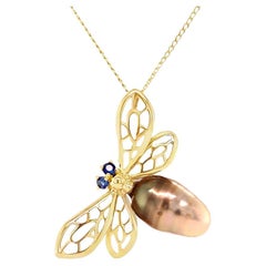 Pendentif abeille en or jaune 18K avec perle de culture et saphir 0,04ct - Style 1