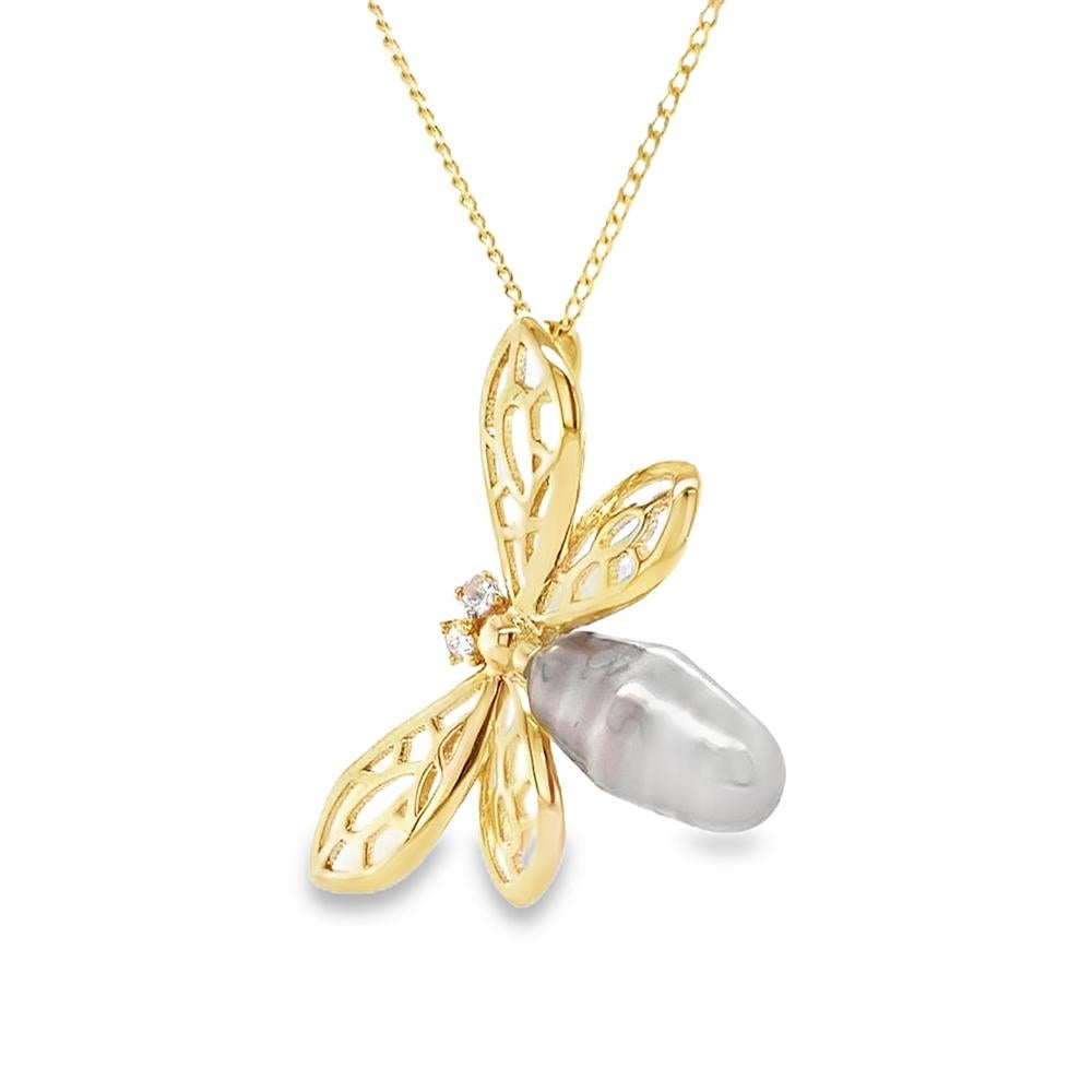 Ein fein gearbeiteter, von Bienen inspirierter Anhänger, der Eleganz mit dem Charme der Natur verbindet. Die Flügel der Biene aus 18 Karat Gelbgold glitzern, während ihre Augen mit Diamanten von insgesamt 0,22 Karat funkeln. Das Mieder ist im