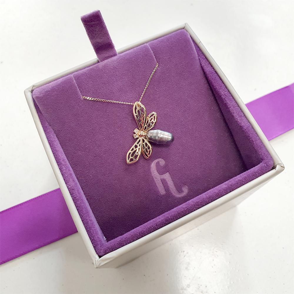 Fei Liu  Bienen-Anhänger aus 18 Karat Gelbgold mit Zuchtperlen und Diamanten (Tropfenschliff)