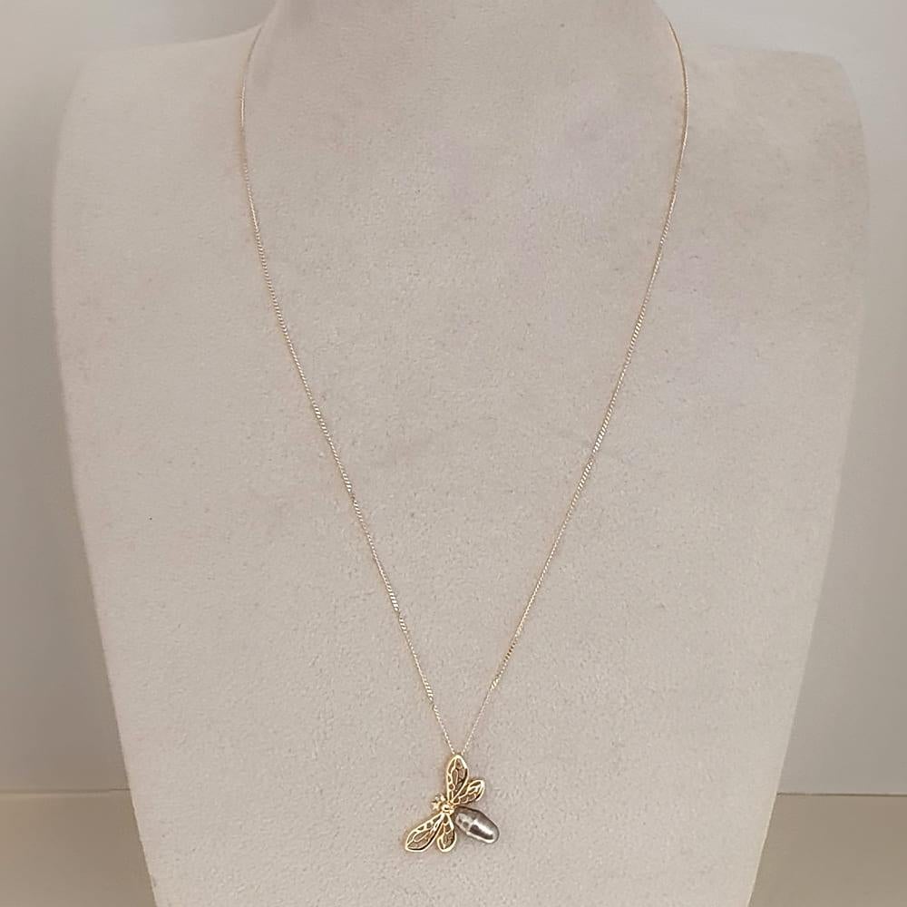 Fei Liu  Bienen-Anhänger aus 18 Karat Gelbgold mit Zuchtperlen und Diamanten Damen