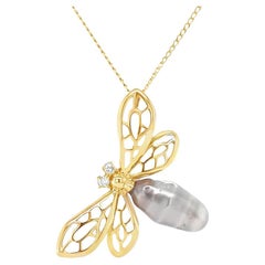 Fei Liu  Bienen-Anhänger aus 18 Karat Gelbgold mit Zuchtperlen und Diamanten