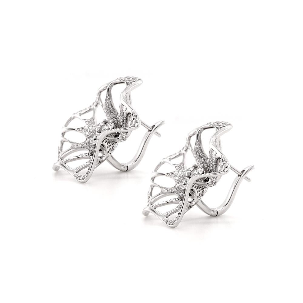 Eleva la tua eleganza e cattura l'attenzione con questi squisiti orecchini della prestigiosa Allure Collection'S di Fei Liu. Abbracciando l'essenza della seduzione, la loro intricata lavorazione a pizzo è meticolosamente ornata da diamanti radianti,