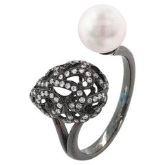 Anello doppio con diamante e perla in oro nero 18 carati Fei Liu, piccolo uovo in filigrana