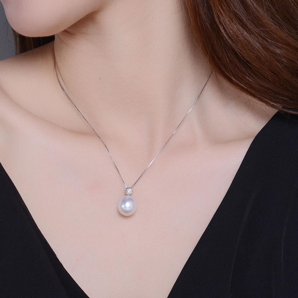 A minimal pendant in 18ct white gold – full of lustre and dazzle. This pendant features a diamond set in a bezel attached to a 13.5 x 12mm pearl. The pendant cascades from an 18” chain.

- Size:  19mm 12mm
- Weight: 4.4g

Fei Liu Fine Jewellery is