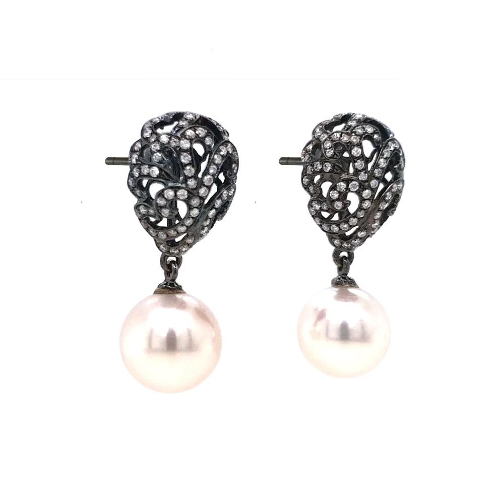 Embrassez l'élégance intemporelle avec les boucles d'oreilles Whitinging Pearl Drop Small Filigree Egg, réalisées en or blanc 18ct plaqué rhodium noir et ornées de diamants étincelants. Le design de l'œuf en filigrane sculpté de manière complexe