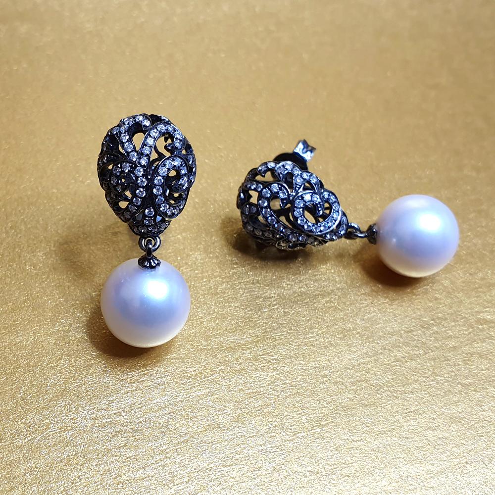 Contemporain Fei Liu - Pendants d'oreilles en filigrane ajouré en or 18K avec diamants et perles en vente
