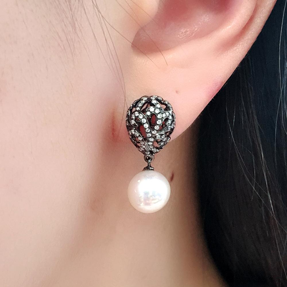Taille ronde Fei Liu - Pendants d'oreilles en filigrane ajouré en or 18K avec diamants et perles en vente