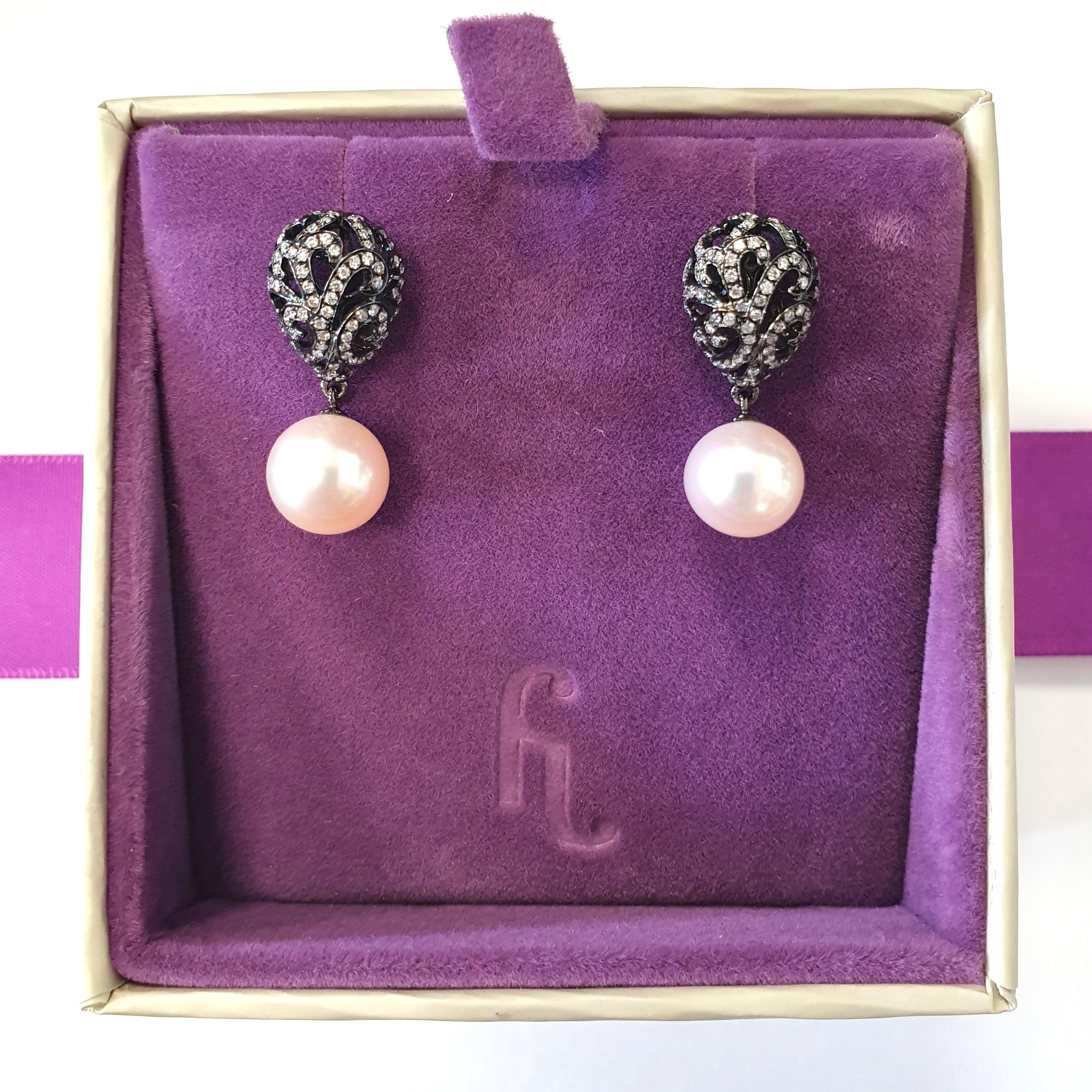 Fei Liu - Pendants d'oreilles en filigrane ajouré en or 18K avec diamants et perles Neuf - En vente à Birmingham, GB
